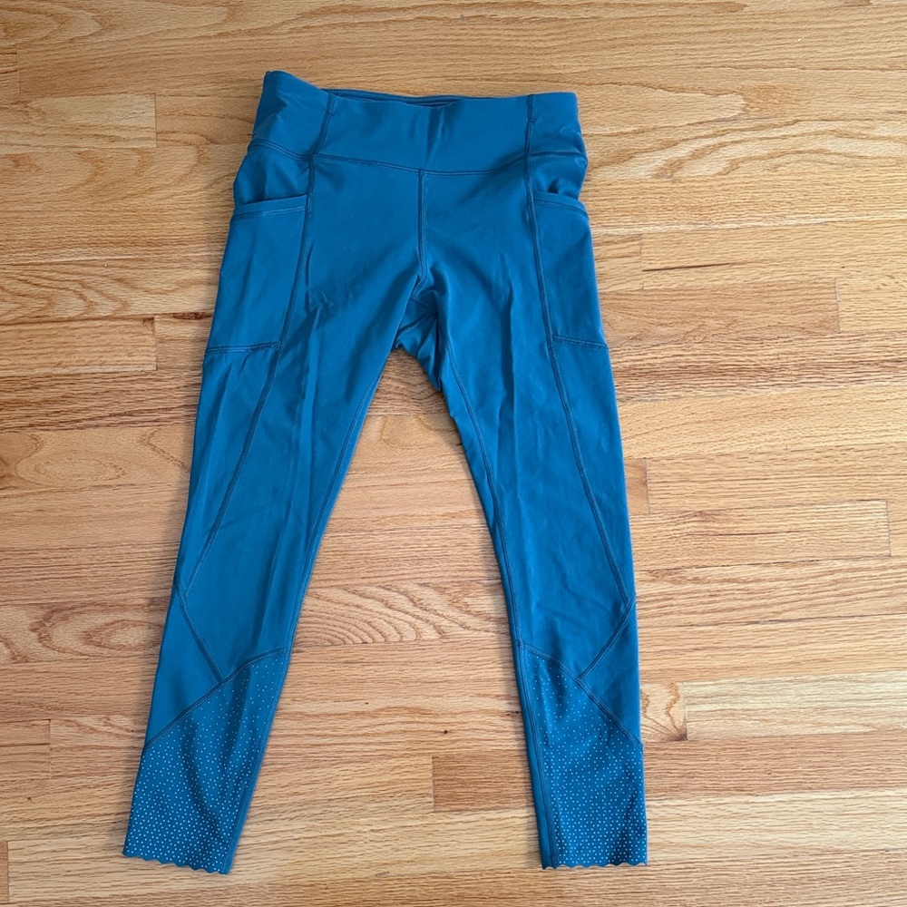 lululemon athletica Teal capri leggings, size 6, with pockets